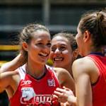 Foto de equipo femenil de voleibol celebrando
